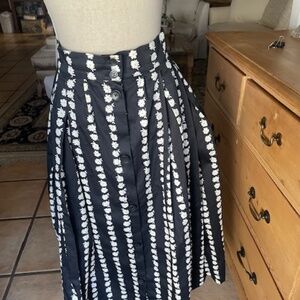 MAJE COTTON BLACK BACKGROUND DAISY BUTTON DOWN FRONT SKIRT- EXCELLENT CONDITION